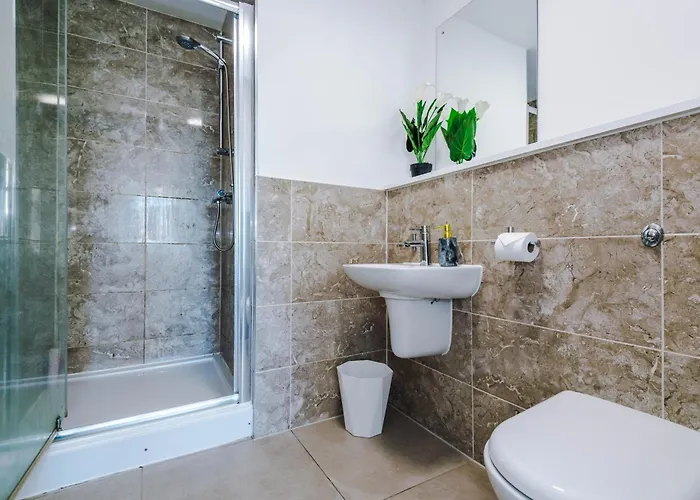 Lux Livin' - Luxury 5 Bed Centre *