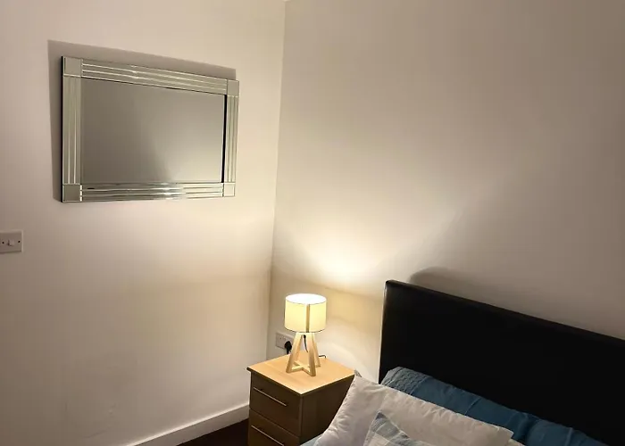 Chic Trafford Apartment, Private Underground Parking, Fast Wi-fi, Self Check-in Anytime, 5 Mins To Old Trafford Stadium *
