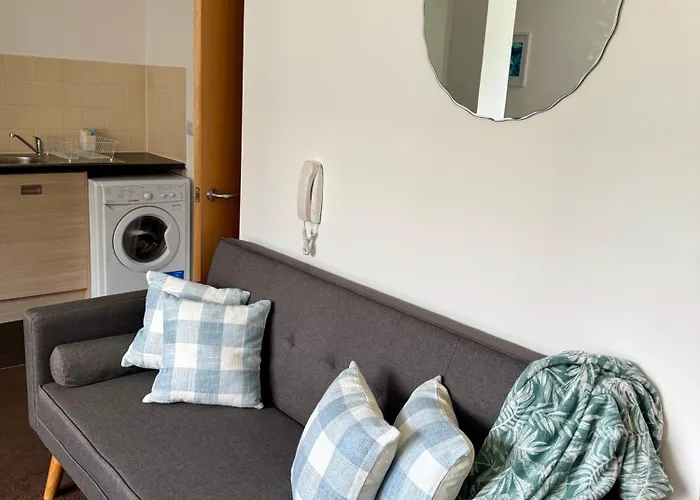 Chic Trafford Apartment, Private Underground Parking, Fast Wi-fi, Self Check-in Anytime, 5 Mins To Old Trafford Stadium Апартаменты *