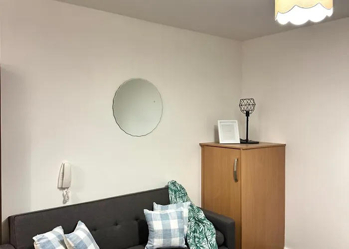 Chic Trafford Apartment, Private Underground Parking, Fast Wi-fi, Self Check-in Anytime, 5 Mins To Old Trafford Stadium Апартаменты Манчестер