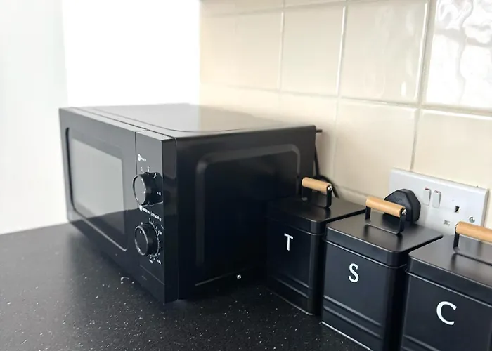 Chic Trafford Apartment, Private Underground Parking, Fast Wi-fi, Self Check-in Anytime, 5 Mins To Old Trafford Stadium Манчестер