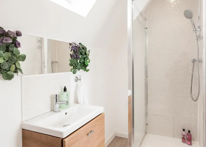 Luxury Sleeps 9 With Hot Tub & Pool * Manchester