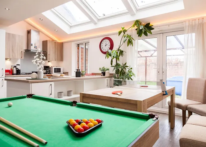 Luxury Sleeps 9 With Hot Tub & Pool * Manchester