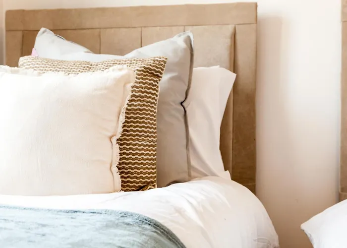 Luxury Sleeps 9 With Hot Tub & Pool Manchester