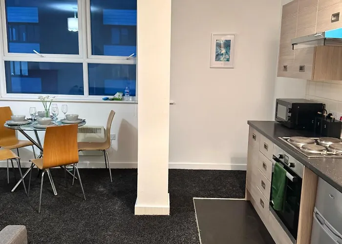 The Trafford Luxe , Garage Parking, Self Check-in Anytime - Perfect For Late Arrivals, Ultra- Fast Wi-fi, 5 Mins To Old Trafford Stadium