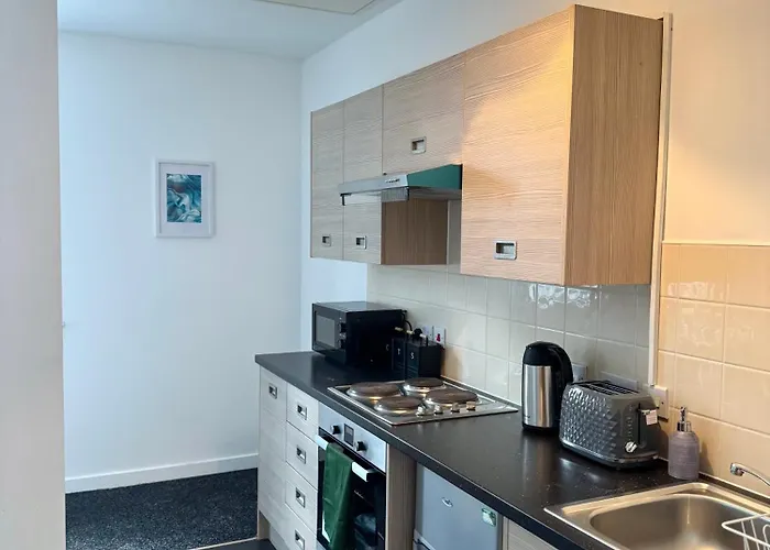 The Trafford Luxe , Garage Parking, Self Check-in Anytime - Perfect For Late Arrivals, Ultra- Fast Wi-fi, 5 Mins To Old Trafford Stadium شقة