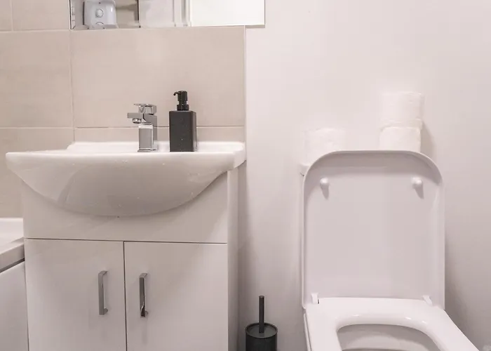 아파트 Stunning Modern 2 Bed Flat, With Parking, Near Town *