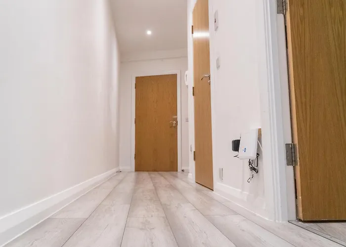 Stunning Modern 2 Bed Flat, With Parking, Near Town