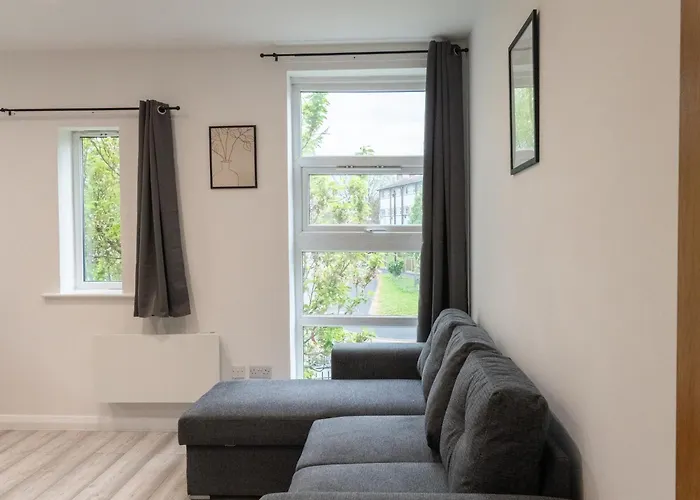 Stunning Modern 2 Bed Flat, With Parking, Near Town *