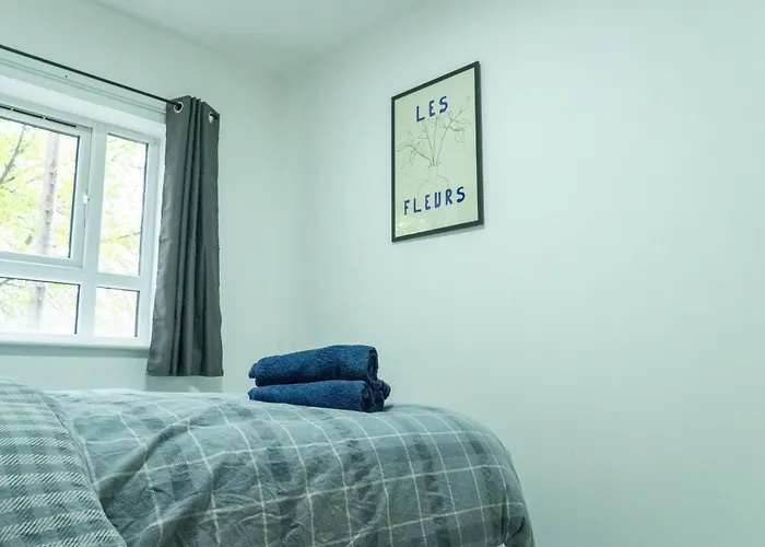 Stunning Modern 2 Bed Flat, With Parking, Near Town *