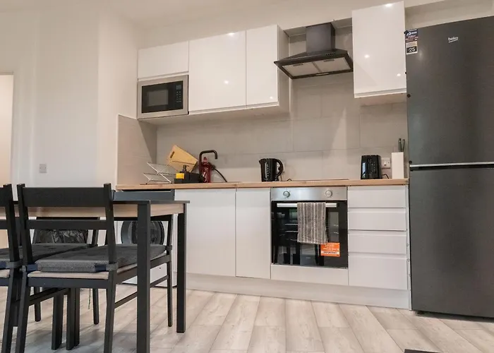 Stunning Modern 2 Bed Flat, With Parking, Near Town 아파트 *