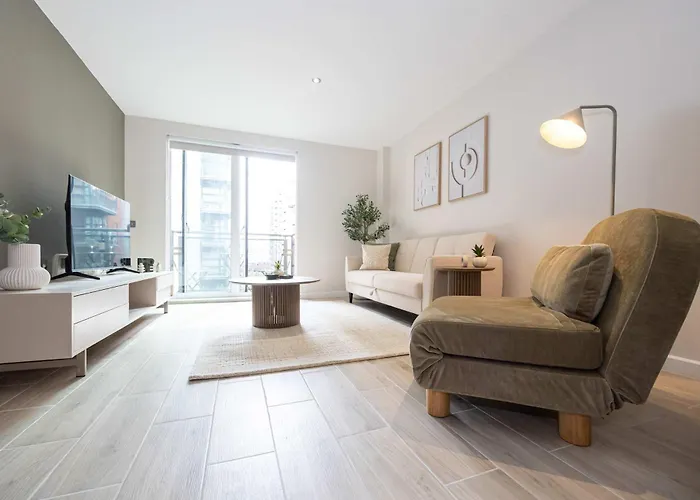 2 Bed Flat By Superhost *