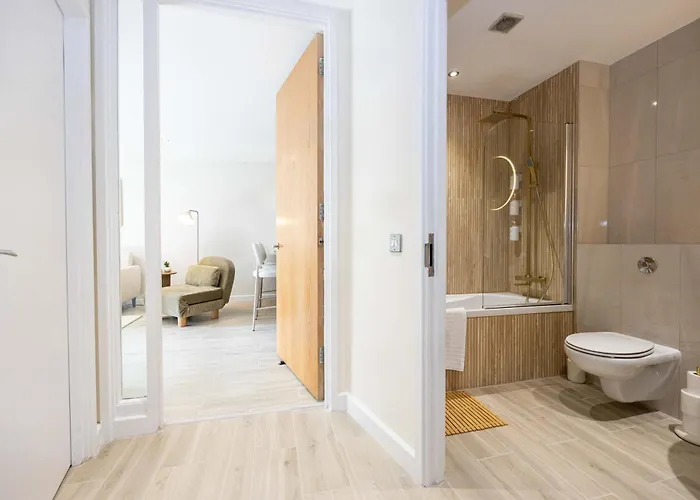 2 Bed Flat By Superhost Apartamento *