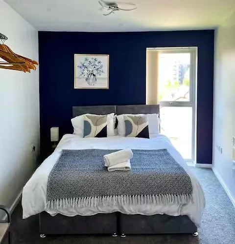 Serene 2-bed Flat With Canal Views - Coop Live & Ethiad Manchester