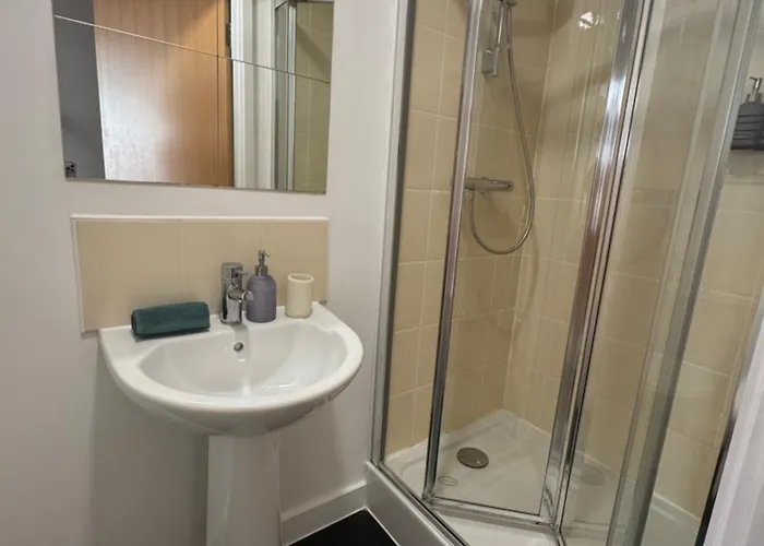 شقة The Trafford Luxe , Garage Parking, Self Check-in Anytime - Perfect For Late Arrivals, Ultra- Fast Wi-fi, 5 Mins To Old Trafford Stadium مانشستر