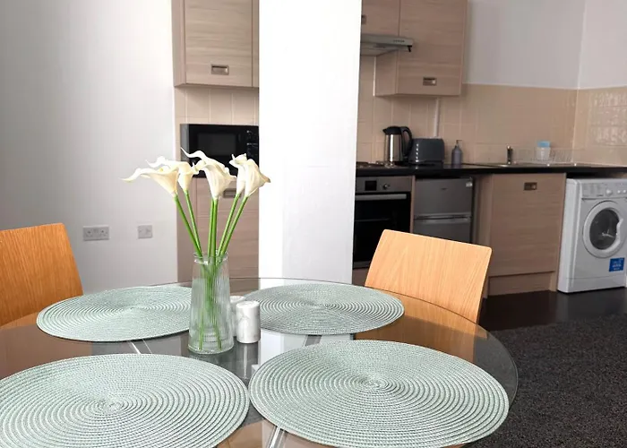 The Trafford Luxe , Garage Parking, Self Check-in Anytime - Perfect For Late Arrivals, Ultra- Fast Wi-fi, 5 Mins To Old Trafford Stadium * مانشستر