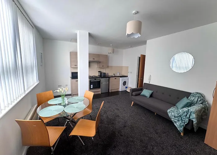 شقة The Trafford Luxe , Garage Parking, Self Check-in Anytime - Perfect For Late Arrivals, Ultra- Fast Wi-fi, 5 Mins To Old Trafford Stadium