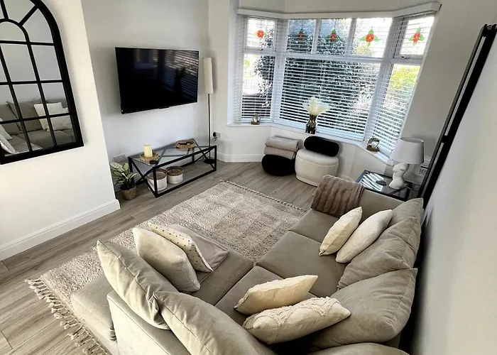 Spacious, Cosy & Stylish 3 Bed In Salford, Near Trafford Park - Free Parking *