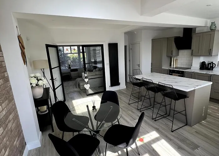 Spacious, Cosy & Stylish 3 Bed In Salford, Near Trafford Park - Free Parking *