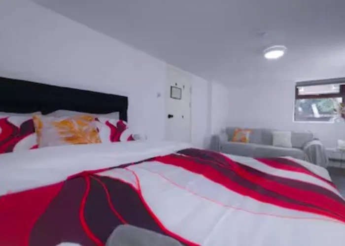 The Ruby Haven, Didsbury - 15mins To Airport - Opp The Christie's Nhs - Sleeps 5 Lejlighed