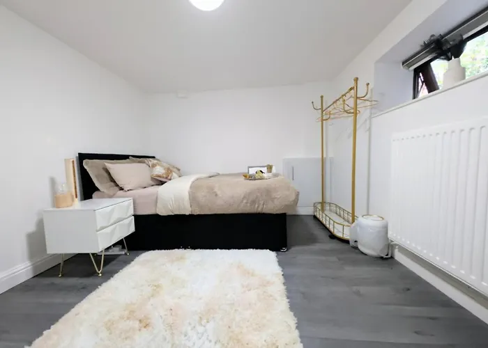 The Ruby Haven, Didsbury - 15mins To Airport - Opp The Christie's Nhs - Sleeps 5 * Manchester