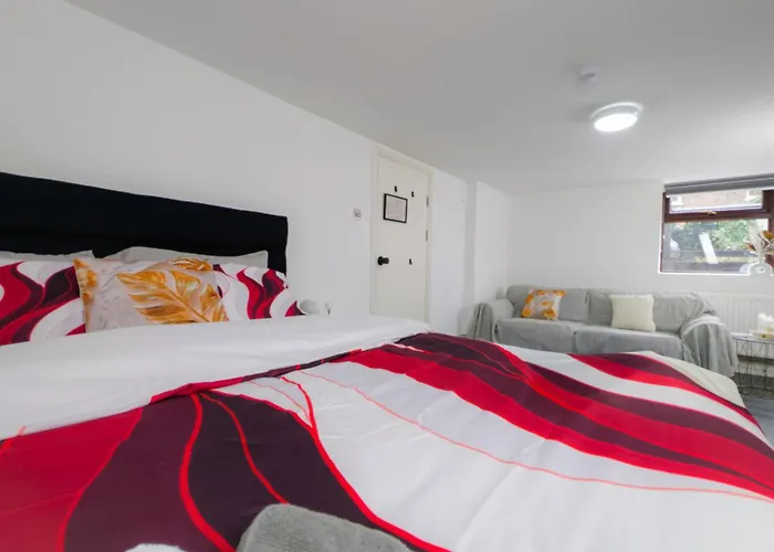 The Ruby Haven, Didsbury - 15mins To Airport - Opp The Christie's Nhs - Sleeps 5 Lejlighed