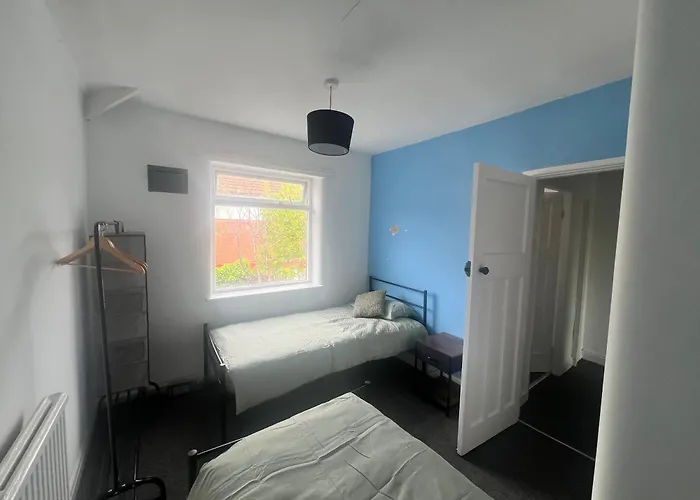 Spacious House Close To With Free Parking Nyaraló