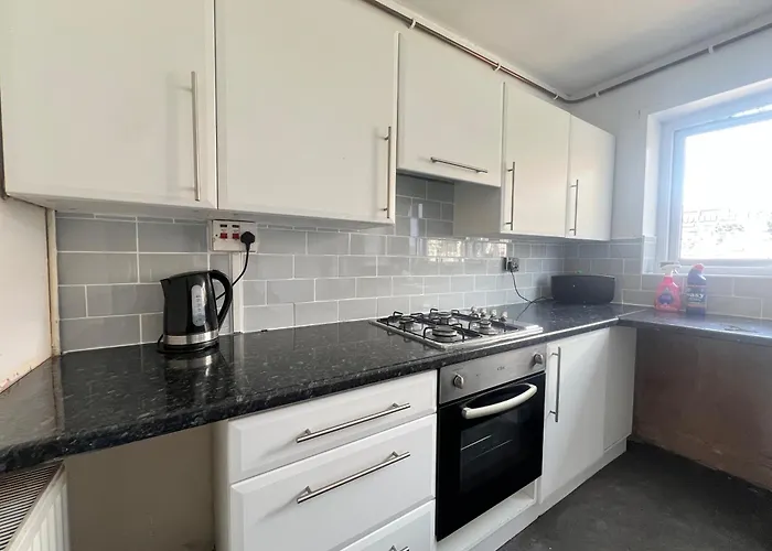 Spacious House Close To With Free Parking Nyaraló *