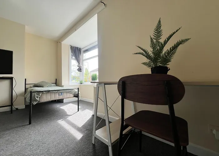 Spacious House Close To With Free Parking *