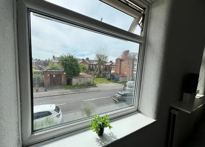 Spacious House Close To With Free Parking Nyaraló