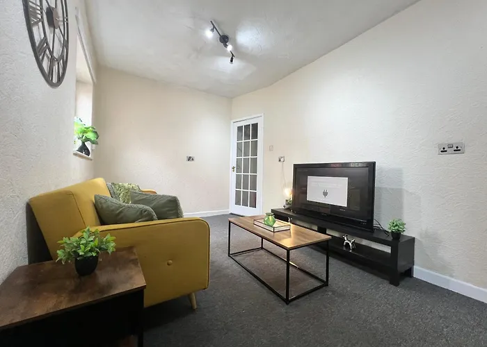 Spacious House Close To With Free Parking Nyaraló *