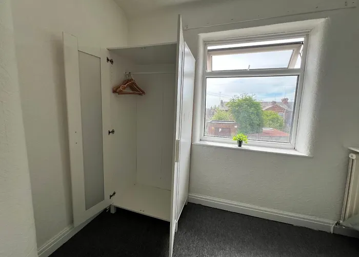 Spacious House Close To With Free Parking Nyaraló Manchester