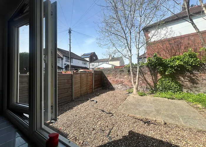 Spacious House Close To With Free Parking