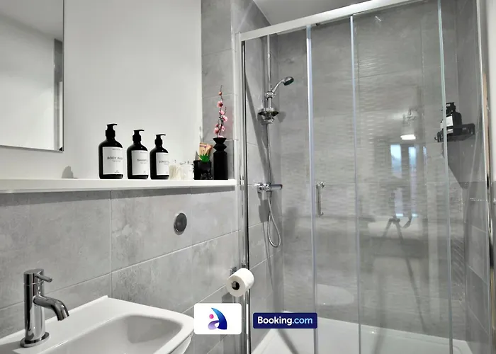 Modern 2 Bed, 2 Bath With Ensuite By Avalora Short Lets & Serviced Salford With Balcony, Near Tram Stop Salford Quays * Manchester