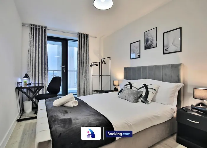 Modern 2 Bed, 2 Bath With Ensuite By Avalora Short Lets & Serviced Salford With Balcony, Near Tram Stop Salford Quays Appartement Manchester