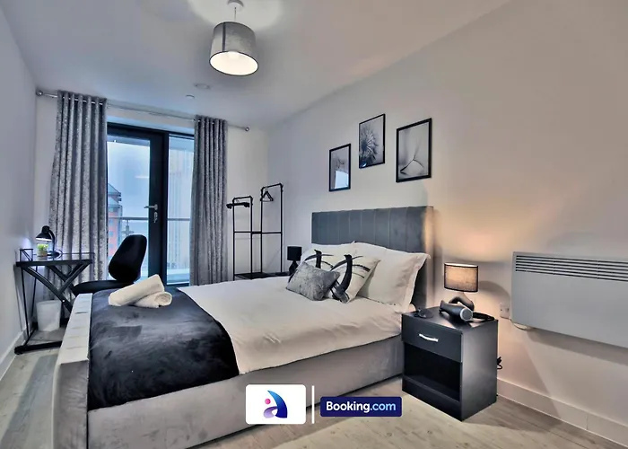 Modern 2 Bed, 2 Bath With Ensuite By Avalora Short Lets & Serviced Salford With Balcony, Near Tram Stop Salford Quays *