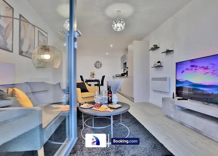 Modern 2 Bed, 2 Bath With Ensuite By Avalora Short Lets & Serviced Salford With Balcony, Near Tram Stop Salford Quays Appartement