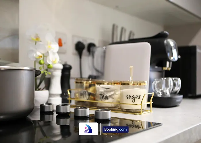 Modern 2 Bed, 2 Bath With Ensuite By Avalora Short Lets & Serviced Salford With Balcony, Near Tram Stop Salford Quays Appartement Manchester