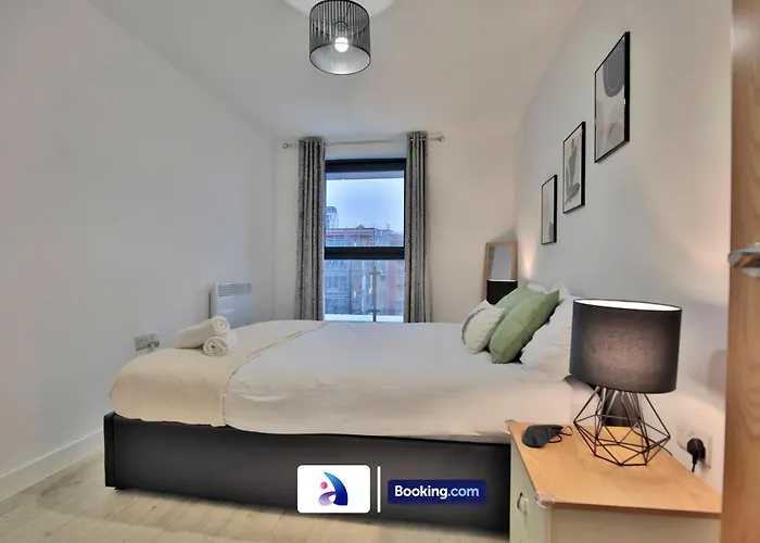 Modern 2 Bed, 2 Bath With Ensuite By Avalora Short Lets & Serviced Salford With Balcony, Near Tram Stop Salford Quays Appartement