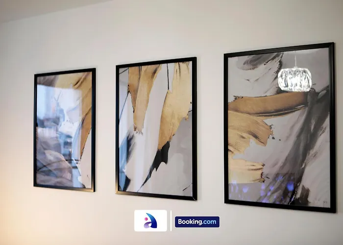 Modern 2 Bed, 2 Bath With Ensuite By Avalora Short Lets & Serviced Salford With Balcony, Near Tram Stop Salford Quays Manchester