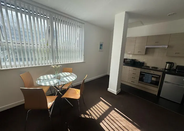 Апартаменты Chic Trafford Apartment, Private Underground Parking, Fast Wi-fi, Self Check-in Anytime, 5 Mins To Old Trafford Stadium Манчестер