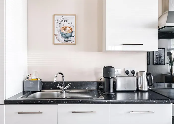 With 2 Parking Spaces! * Manchester