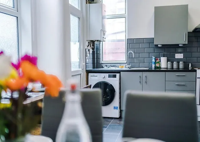 Discounted Month Contractor Parking Wi-fi Sleeps 8 Apartment