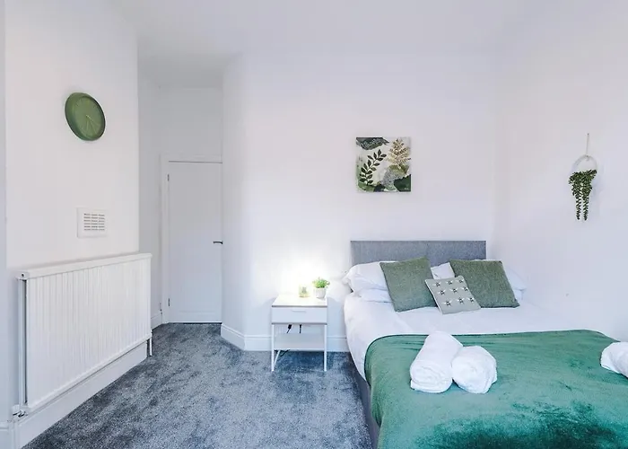 Discounted Month Contractor Parking Wi-fi Sleeps 8 Apartment