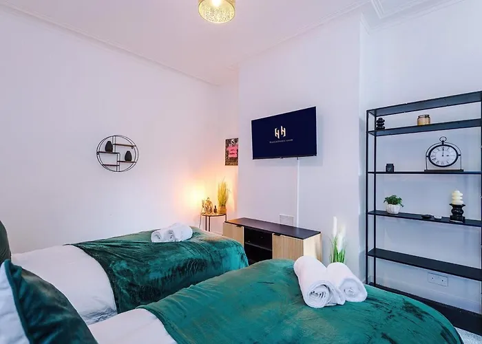 Discounted Month Contractor Parking Wi-fi Sleeps 8 Apartment Manchester