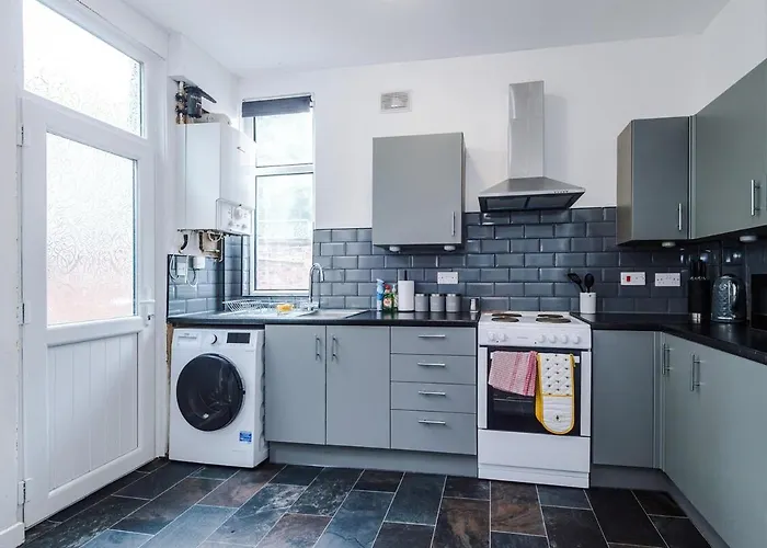 Discounted Month Contractor Parking Wi-fi Sleeps 8 Manchester