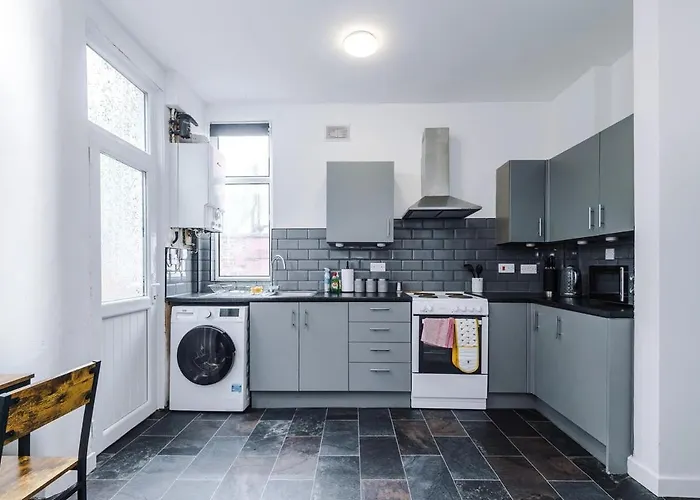 Discounted Month Contractor Parking Wi-fi Sleeps 8 Apartment *