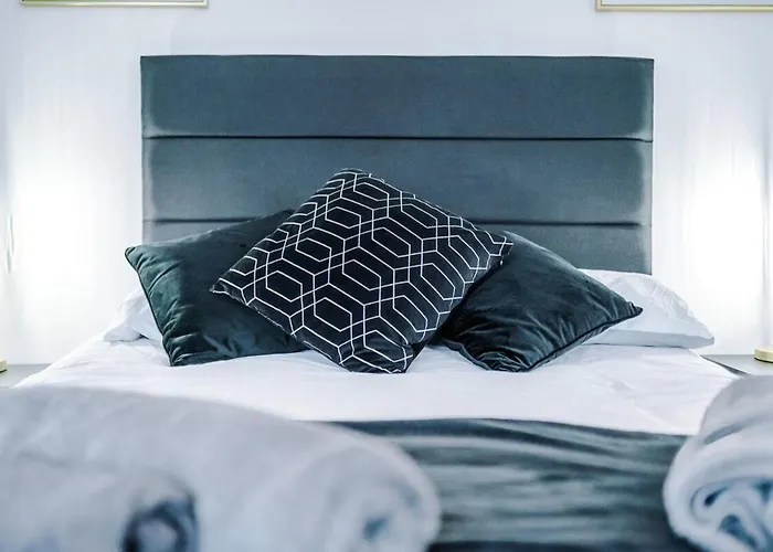 Discounted Month Contractor Parking Wi-fi Sleeps 8 Apartment Manchester