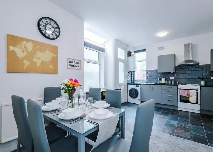 Apartment Discounted Month Contractor Parking Wi-fi Sleeps 8 Manchester