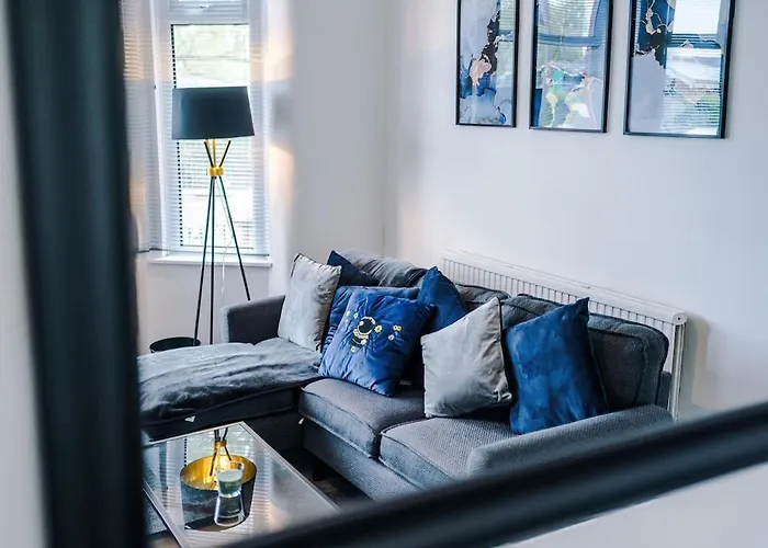 Discounted Month Contractor Parking Wi-fi Sleeps 8 Apartment